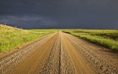 Saskatchewan şehir yolu üzerinde fırtına bulutları