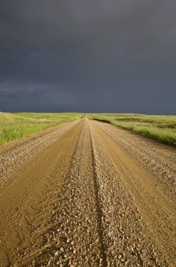 Saskatchewan şehir yolu üzerinde fırtına bulutları