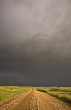 Saskatchewan şehir yolu üzerinde fırtına bulutları