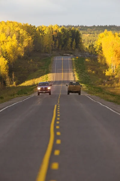 Severní manitoba road v podzimní auta — Stock fotografie
