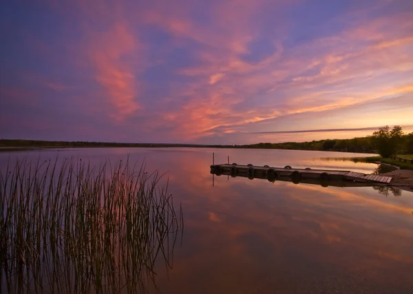 在北部的湖上日出马尼托巴 — 图库照片