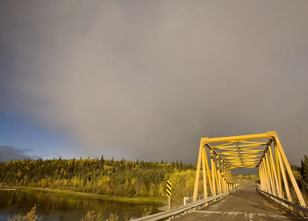 加拿大马尼托巴北部的黄色桥 — 图库照片