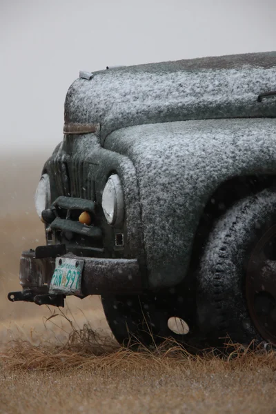 Gamla vintage lastbil i winter storm saskatchewan — Stockfoto