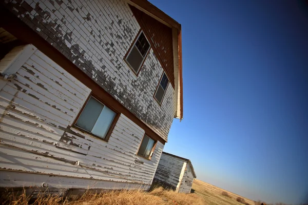 Старый заброшенный фермерский дом в канадском Чеване — стоковое фото