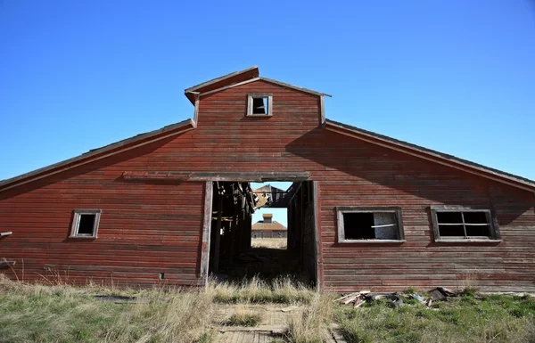 被遗弃的旧马厩加拿大萨斯喀彻温 — 图库照片
