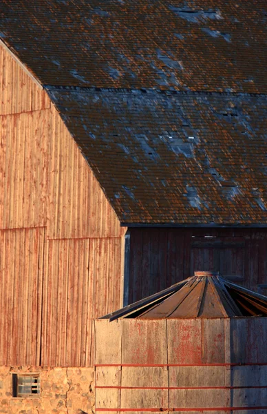 Старый амбар и деревянный амбар Саскачеван — стоковое фото