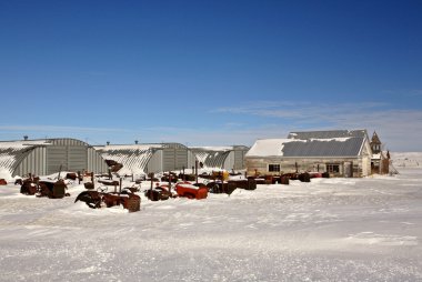 Kış saskatchewan içinde eski çiftlik makineleri