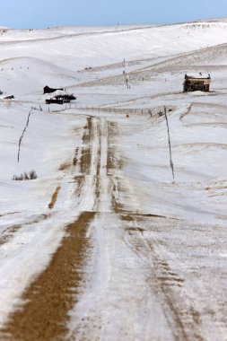 terk edilmiş binalar ve kış saskatchewan içinde yol