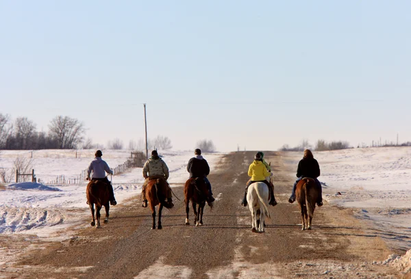 在冬天加拿大骑马 Rding — 图库照片