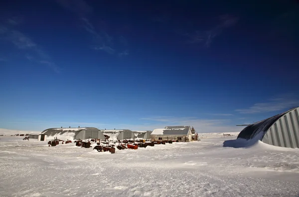 Gamla jordbruksmaskiner i vinter saskatchewan — Stockfoto