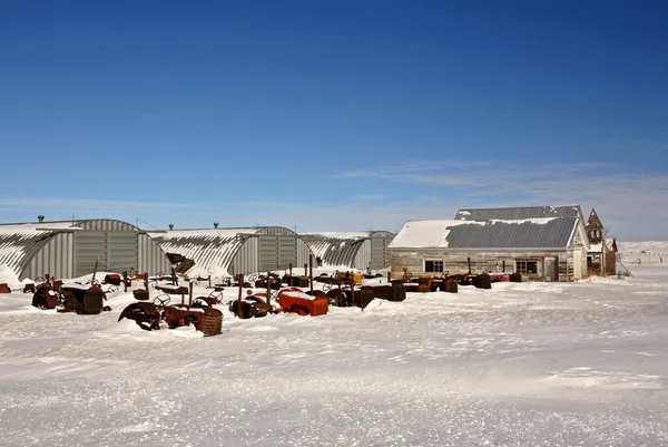 Gamla jordbruksmaskiner i vinter saskatchewan — Stockfoto