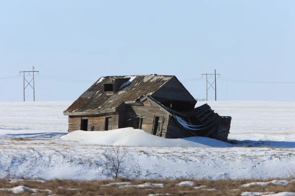 Övergivet hus i vinter saskatchewan — Stockfoto