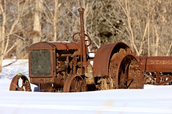 Antik Traktor Télen — Stock Fotó