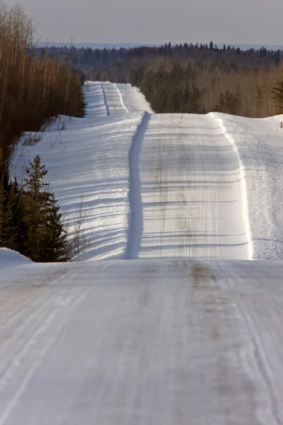 冬のカナダの北の道 — ストック写真