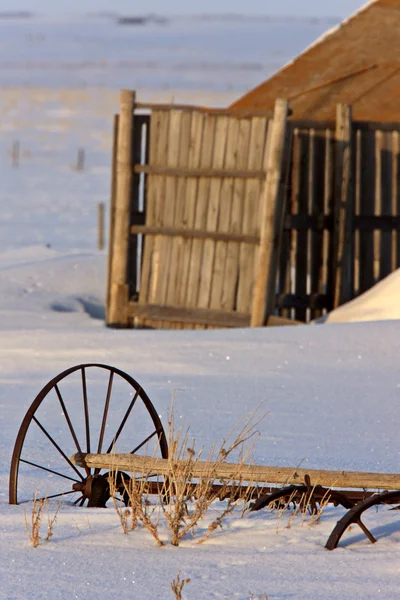 Old Barn and Wagon Wheel en hiver Saskatchewan — Photo