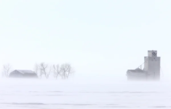 Staden och korn hiss i blizzard saskatchewan — Stockfoto