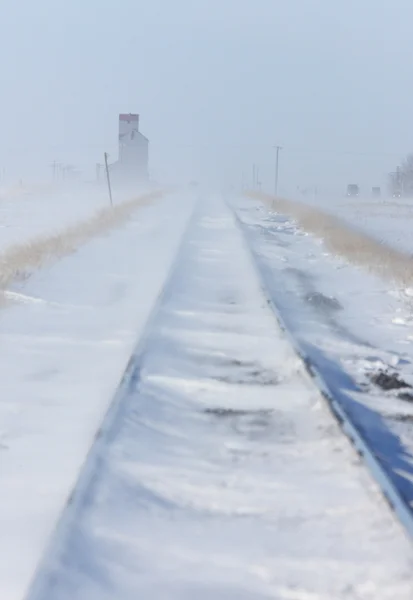 Bahngleise und Getreideaufzug im Schneesturm saskatchewan — Stockfoto