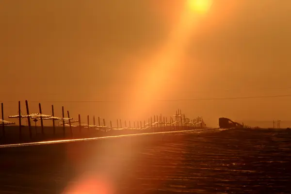 轻轨列车的轨道日落冬季萨斯喀彻温 — 图库照片