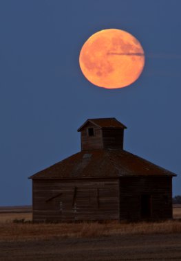 Dolunay üzerinde eski saskatchewan ahır