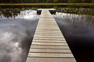 Dock ve nilüferler göl british Columbia