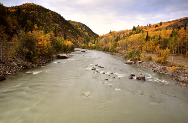 Río Tahltan en el norte de la Columbia Británica — Foto de Stock