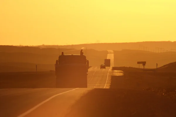 트랜스 캐나다 하이웨이 따라 세미 트럭과 태양 섬광 — 스톡 사진