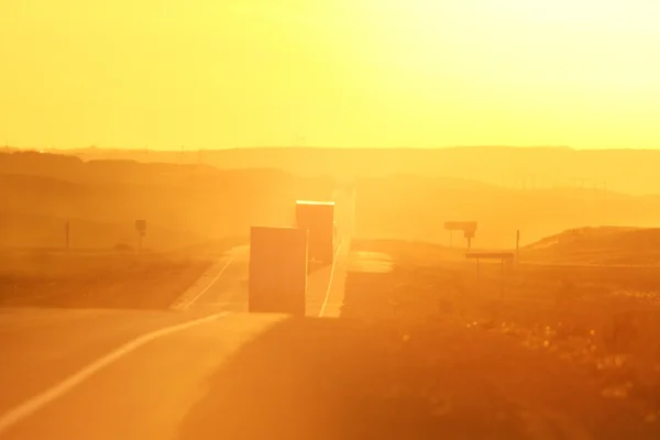 Semi Caminhões Sol Brilham Longo Trans Canada Highway — Fotografia de Stock