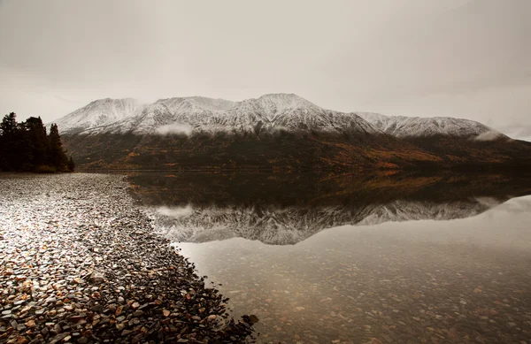Neige sur les montagnes dans le nord de la Colombie-Britannique — Photo
