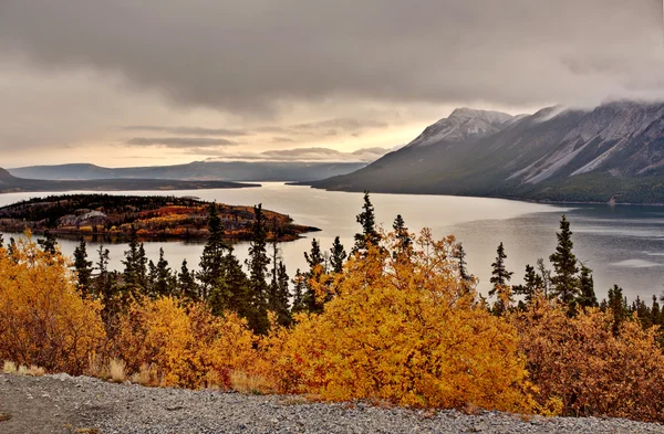 Scenic lake in Northern British Columbia — Stock Photo, Image