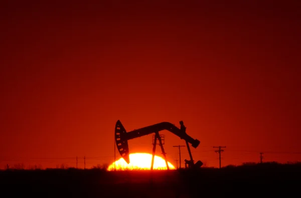 Pompe à huile dans le champ Saskatchewan au coucher du soleil — Photo