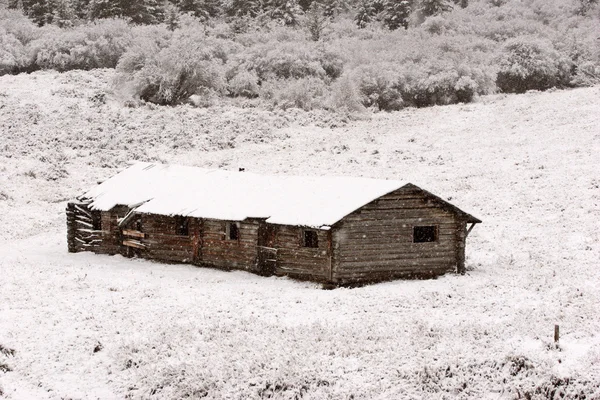 Opuszczony Dom Ranczo Zimie Górach Cyprys — Zdjęcie stockowe