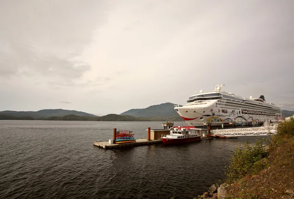 Cruise liner at dock in Prince Rupert — Stock Photo, Image