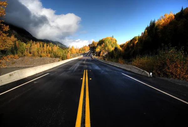 湿卡西亚高速公路通过北不列颠哥伦比亚省 — 图库照片