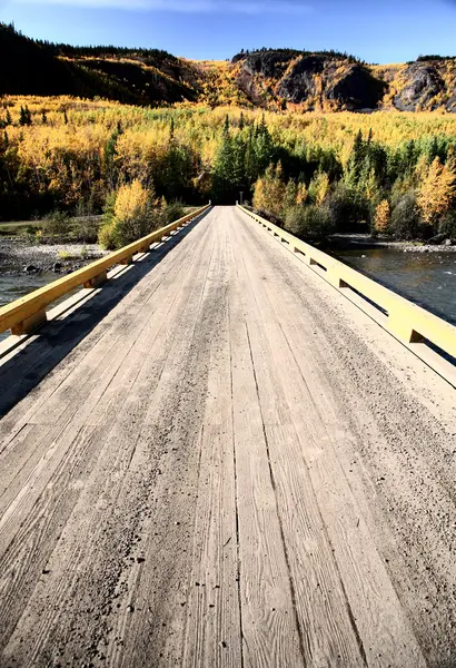 Ponte plana sobre o rio Tuya da Colúmbia Britânica — Fotografia de Stock