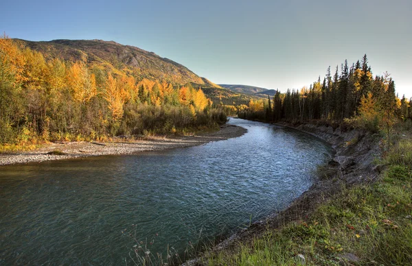 Río Tanzilla en el norte de la Columbia Británica — Foto de Stock