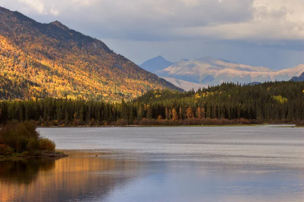 Dease Λίμνη Και Βουνά Στην British Columbia — Φωτογραφία Αρχείου