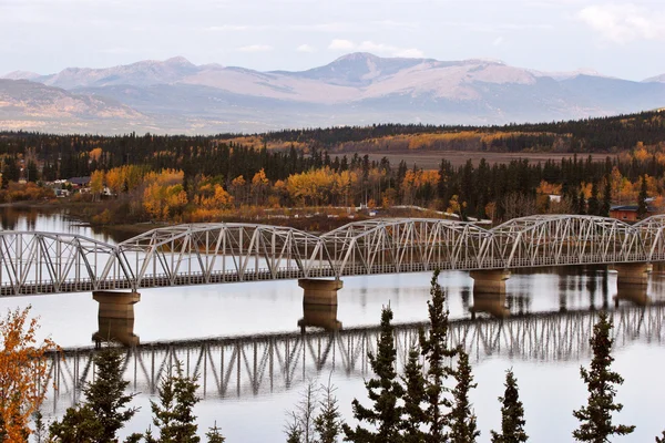 Teslin lake brug op alaska highway — Stockfoto