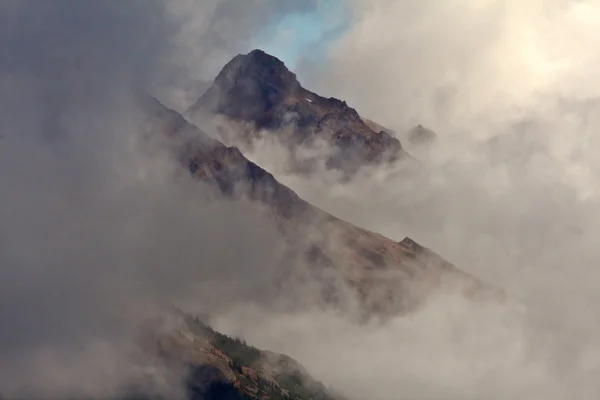 Niedrige Wolken Über Den Küstenbergen Der Britischen Columbia — Stockfoto