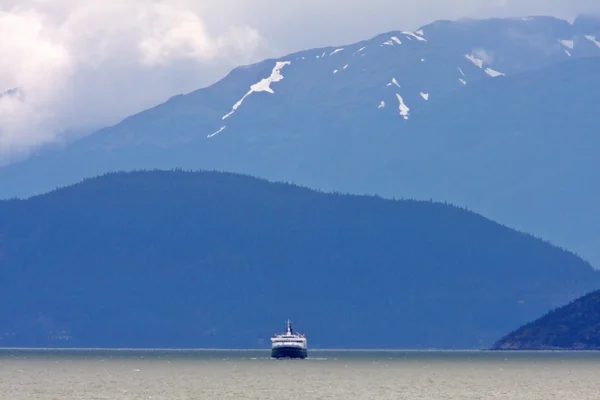 Ferry en el fiordo de Columbia Británica —  Fotos de Stock