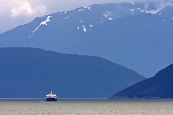 Ferry i british columbia fjord — Stockfoto