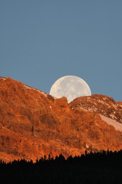 Dolunay arkasında dağ manzaralı Alberta