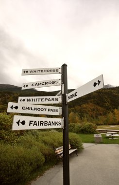 yön işareti skagway Alaska'da sonrası