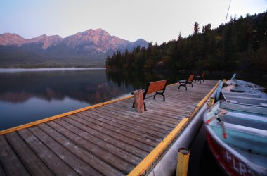 jasper national park piramit gölde sabah görünümü