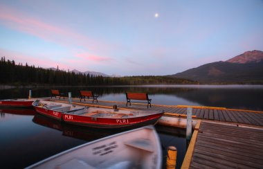 jasper national park piramit gölde sabah görünümü