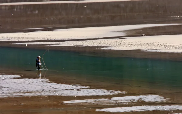ジャスパー国立公園内の医学湖で漁師を飛ばす — ストック写真