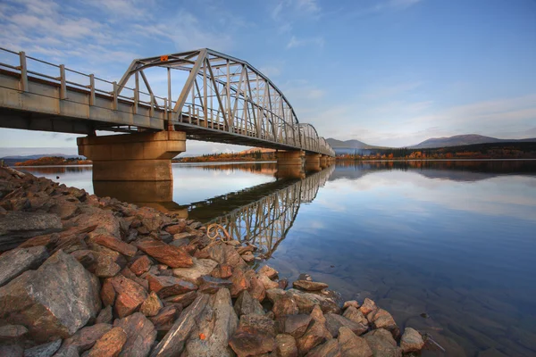 Teslin lake bridge på alaska highway — Stockfoto