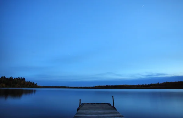 Ukotvit na mustus jezera v parku lake louka — Stock fotografie