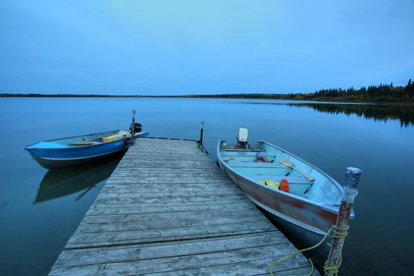 Motorbåtar Docka Mustus Lake Meadow Lake Park — Stockfoto