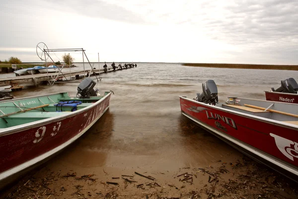 Barche a motore spiaggiate a Waterhen Lake nel Meadow Lake Park — Foto Stock