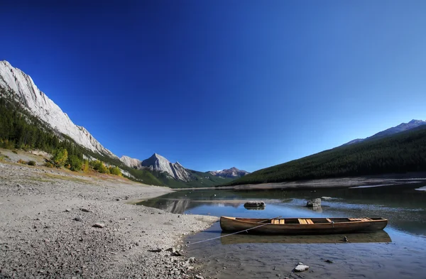 Medicine Lake no Parque Nacional Jasper — Fotografia de Stock